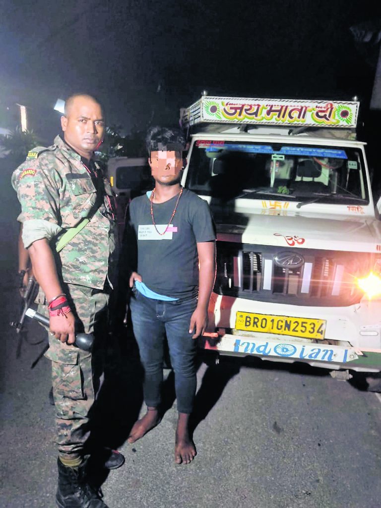 hajipur news. सोनपुर से लूटा गया तेल व आटा लोड पिकअप वैन वैशाली में पकड़ाया, एक बदमाश गिरफ्तार