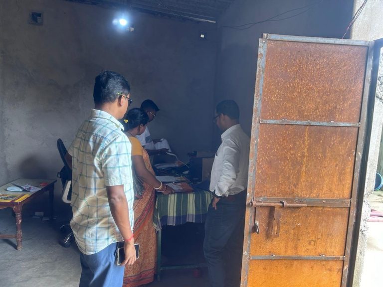 Rourkela News: वीएलइ के खिलाफ प्राथमिकी दर्ज, जनसेवा केंद्र सील, मशीनें जब्त