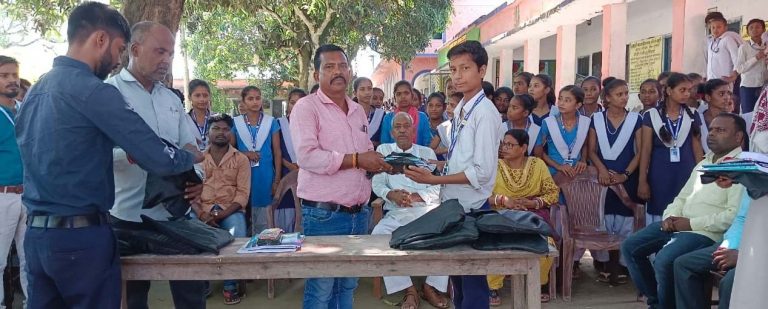मध्य विद्यालय हसैली खुट्टी के छात्रों में किट वितरण