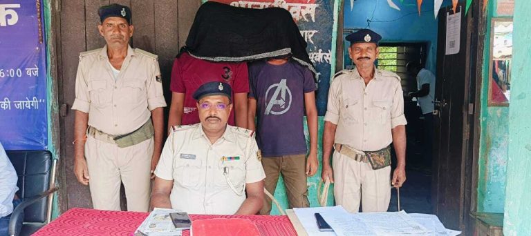 चोरी की बाइक के साथ दो अपराधी गिरफ्तार