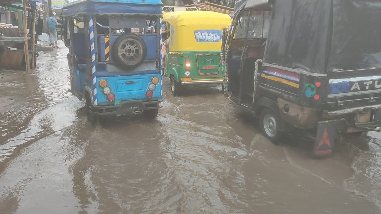 झमाझम बारिश से मौसम हुआ सुहाना,  सड़कों पर जमा बारिश का पानी