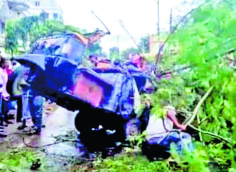 बीरभूम में लगातार बारिश के बीच ऑटोरिक्शा पर गिरा पेड़, एक की मौत