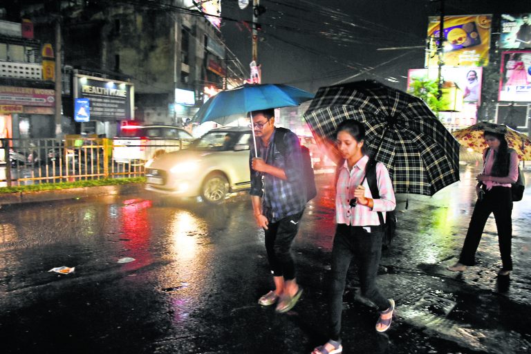Ranchi news : दिनभर रुक-रुक कर होती रही बारिश, राजधानी के कई इलाकों में घुटना भर जमा हुआ पानी
