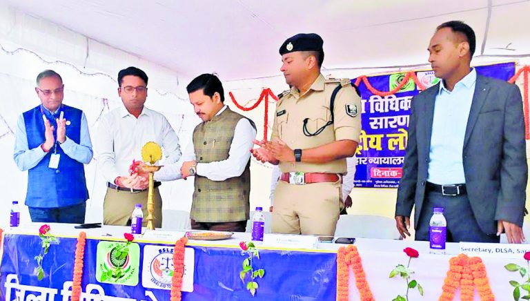 Chhapra News : राष्ट्रीय लोक अदालत में 804 मामलों का हुआ निष्पादन