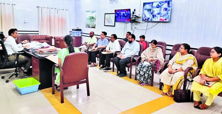 Chhapra News : रजिस्ट्री और रिकॉर्ड रूम में अवैध व बाहरी लोग मिले तो नपेंगे अधिकारी : डीएम