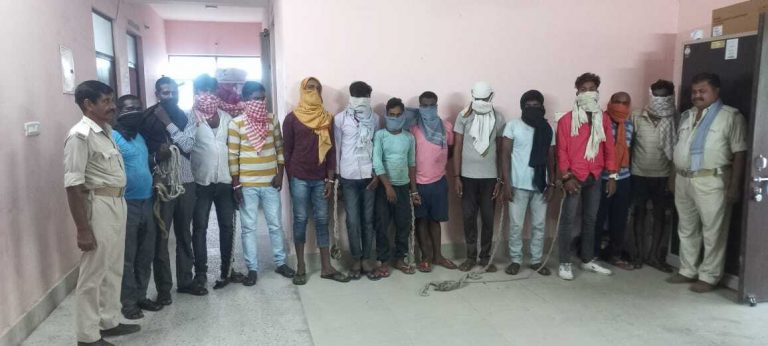 Lakhisarai News : लावारिस अवस्था में देसी शराब बरामद, चार तस्कर व नौ शराबी गिरफ्तार