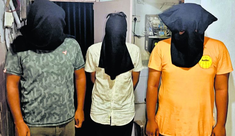 बर्थडे पार्टी में डांसर बुला कर की छेड़खानी, तीन गिरफ्तार