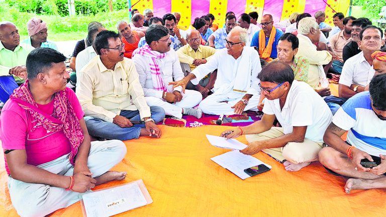 chhapra news : ट्रेनों के ठहराव को लेकर यात्री संघ ने पटेढ़ी स्टेशन पर दिया घरना