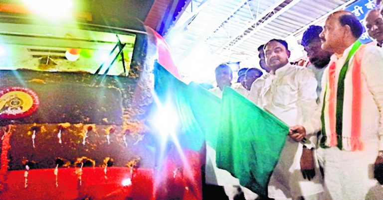 पुष्पवर्षा के साथ बैद्यनाथ धाम-वाराणसी वंदे भारत का हुआ स्वागत