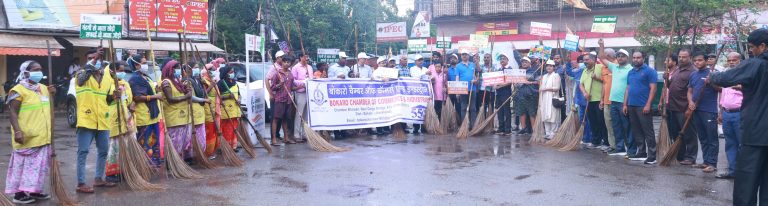 Bokaro News :झमाझम बारिश में भी टाउनशिप में चला स्वच्छता अभियान