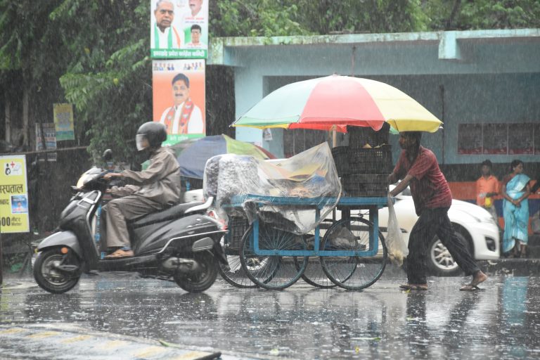 DHANBAD NEWS : पश्चिम बंगाल में बने डीप डिप्रेशन का असर, दिन भर तेज हवा के साथ होती रही बारिश