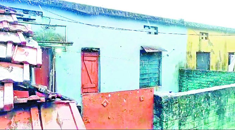 घर के भीतर से मिला खून से लथपथ महिला का शव, पति फरार