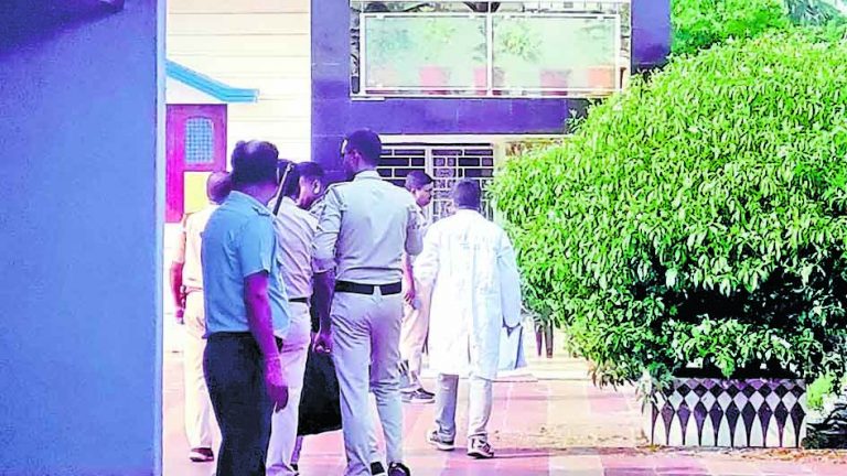 पृथ्वीराज और अजय की संपत्ति अटैच करने की प्रक्रिया शुरू