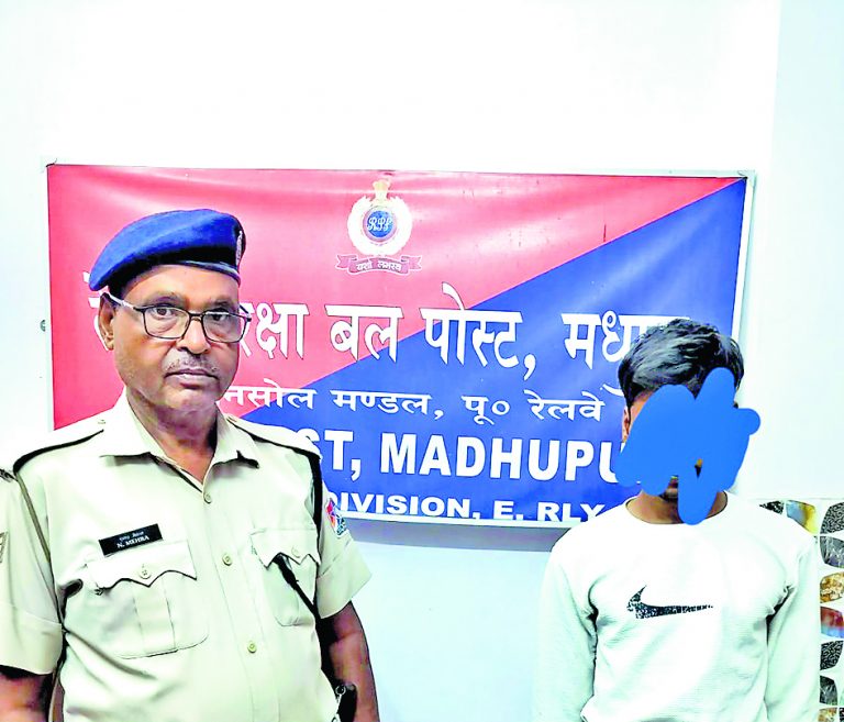 मोबाइल चोर को पकड़ा