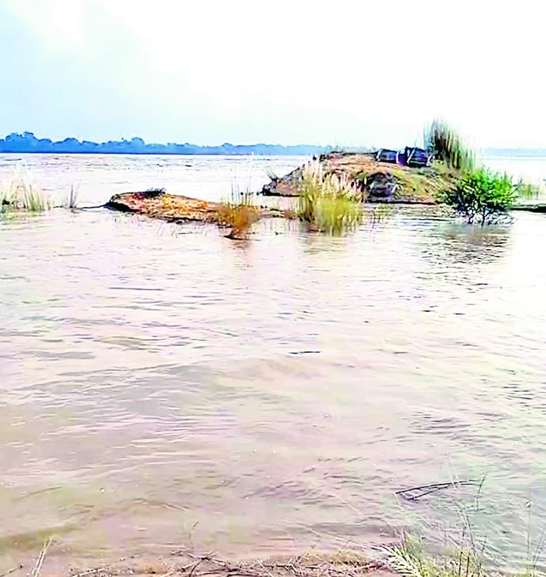 बैराज से छोड़े गये पानी से पूर्व बर्दवान समेत कई जिलों में बाढ़ जैसे हालात