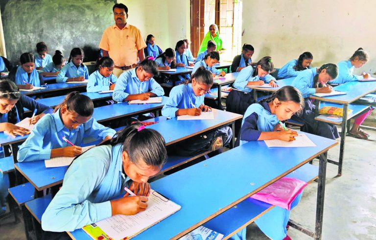 Gopalganj News : जिले के 1589 प्रारंभिक स्कूलों में शुरू हुई अर्धवार्षिक परीक्षा, रही सख्ती