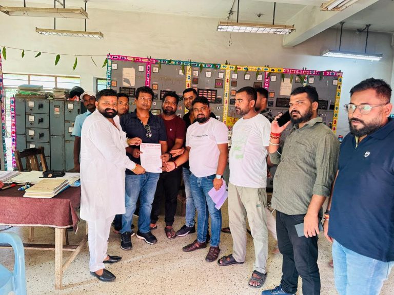 बिजली की समस्या को लेकर मुख्य पार्षद प्रतिनिधि ने एसडीओ को सौंपा ज्ञापन