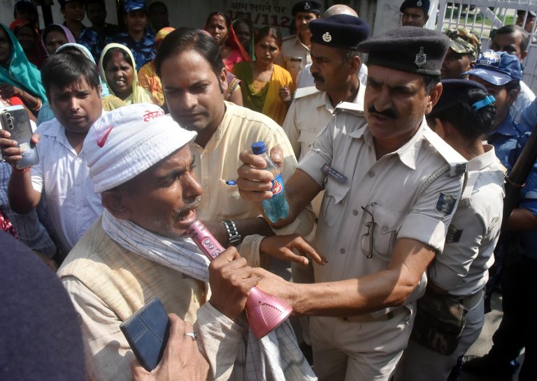 समाहरणालय गेट के पास सामूहिक आत्मदाह का प्रयास, 10 लोगों को पुलिस ने हिरासत में लिया
