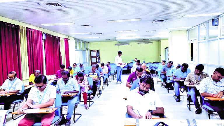 डीवीसी, डीएसटीपीएस के प्रशासनिक भवन में शब्द लेखन प्रतियोगिता