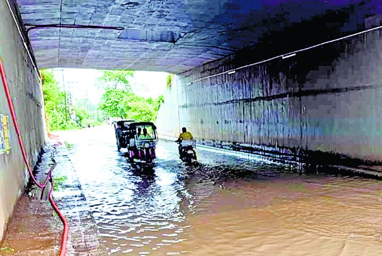 पूर्व बर्दवान के बड़शूल अंडरपास में भरा पानी, लोगों की बढ़ी परेशानी