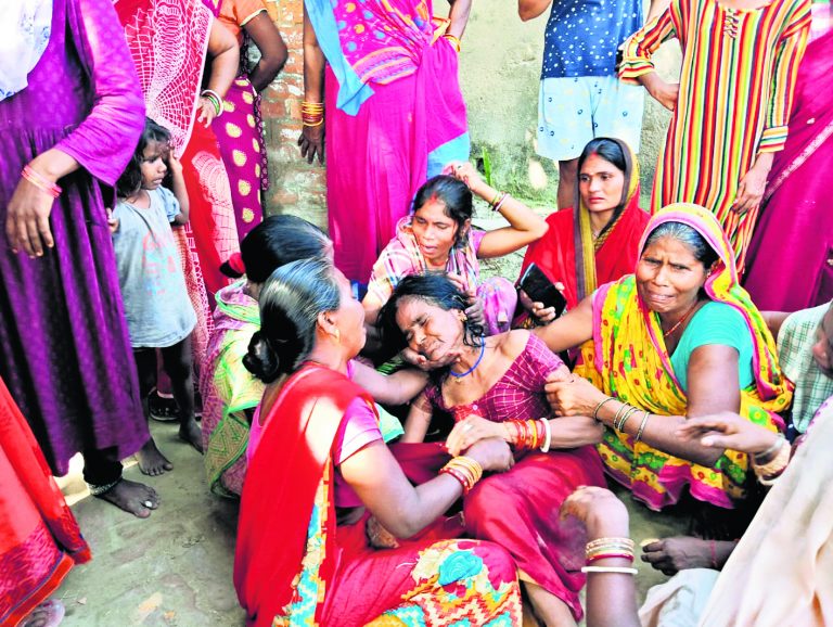 Chhapra News : खेत की घेराबंदी के लिए लगाये गये बिजली प्रवाहित तार की चपेट में आने से किसान की गयी जान