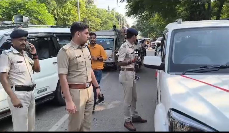 राजद कार्यालय के बाहर लगी गाड़ियों का कटा चालान