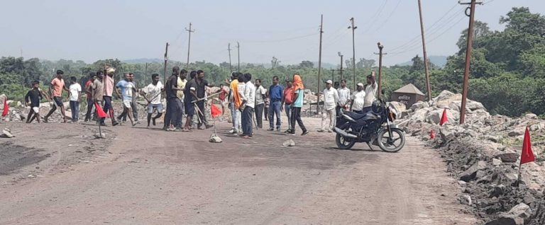 dhanbad news. बंदी को ले एटक समर्थक व आउटसोर्सिंग के लोगों के बीच नोकझोंक