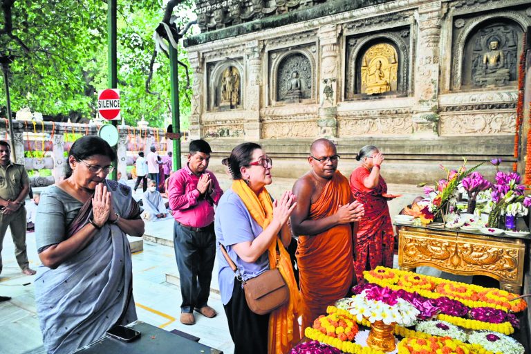 Gaya News : ग्रीस की राजदूत ने की महाबोधि मंदिर में पूजा-अर्चना