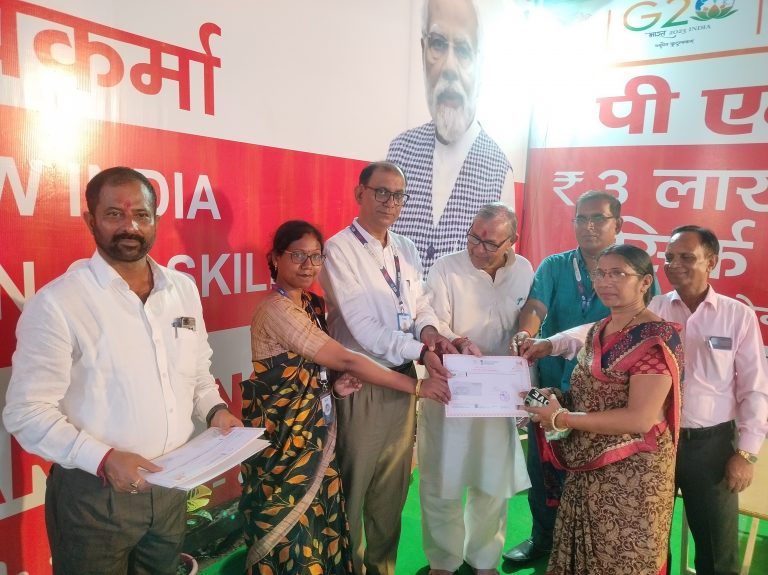 विश्वकर्मा योजना के तहत 15 प्रशिक्षुओं को मिला एक-एक लाख का ऋण