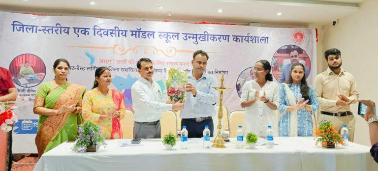 मानव समाज की सेवा करने का मौका शिक्षा विभाग ही देता है: डीएम