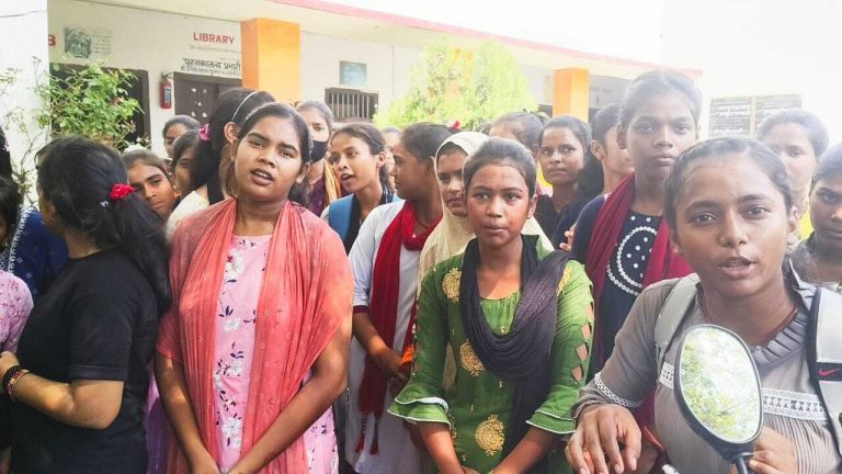 रजिस्ट्रेशन में अधिक पैसा लिए जाने पर छात्राओं ने किया हंगामा