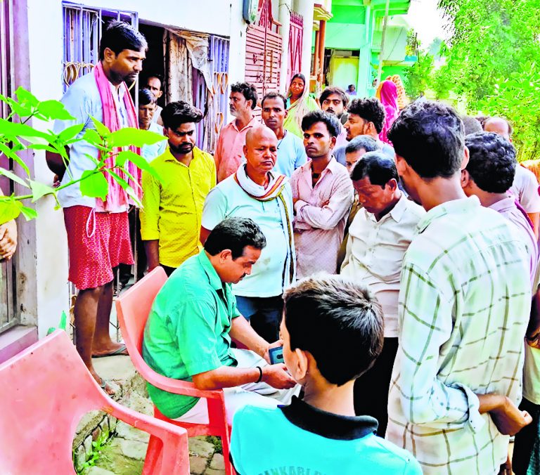 Gopalganj News : बिजली के खंभे में दौड़ा करेंट, फल व्यवसायी की मौत, व्यवसायियों ने जताया आक्रोश
