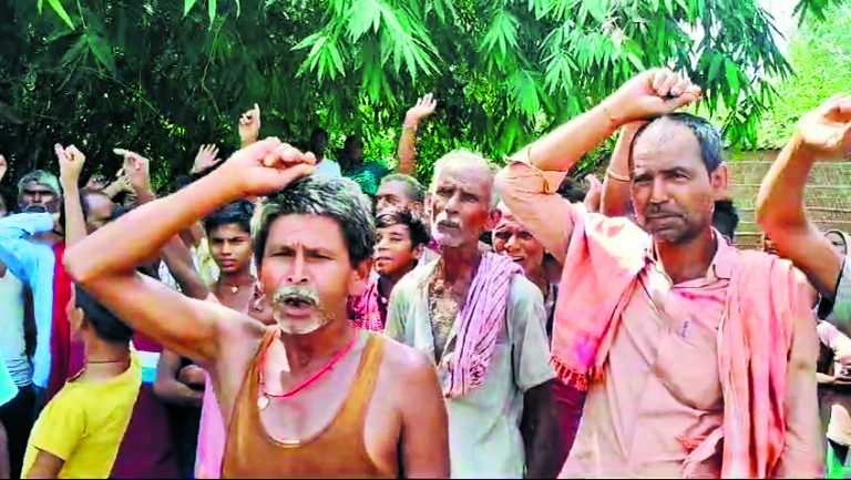 HAJIPUR NEWS : युवक को गिरफ्तार करने के विरोध में ग्रामीणों ने किया प्रदर्शन, नारेबाजी