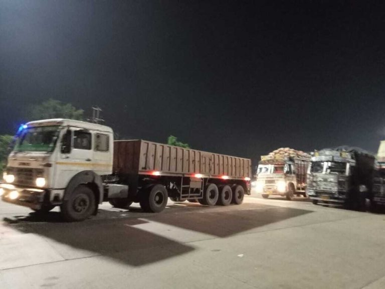dhanbad news झारखंड के वाहनों की इंट्री पर रोक के बाद माले ने बंगाल की गाड़ियों को आने से रोका