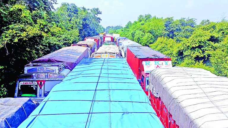 सीमा खुली, शुरू हुई वाहनों की आवाजाही