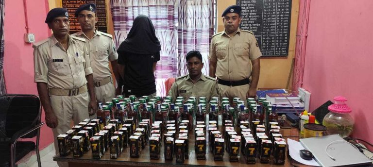 कार से बड़ी मात्रा में अंग्रेजी शराब व बियर जब्त