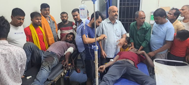 ट्रांसफार्मर उतारने के दौरान दो मिस्त्री जख्मी, रेफर