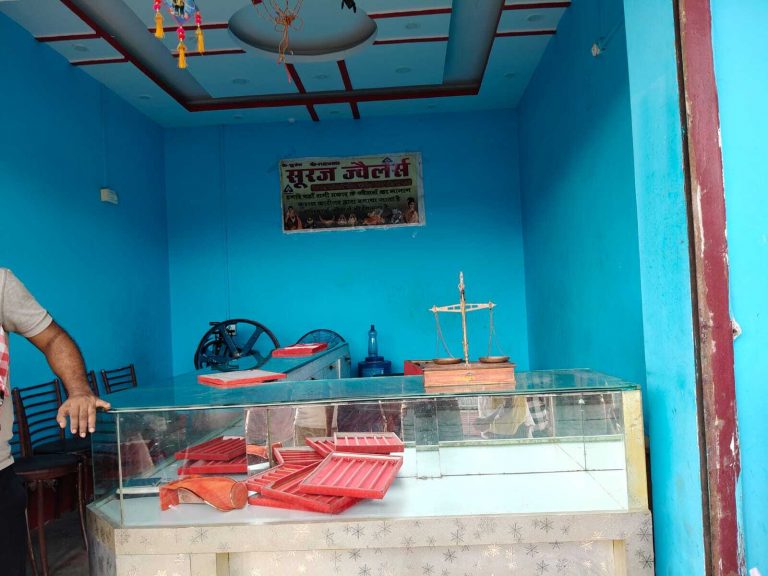 आभूषण सहित चार दुकानों से लाखों की चोरी
