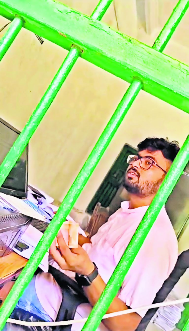 चेनारी प्रखंड कार्यालय के डाटा ऑपरेटर का घूस लेते वीडियो वायरल