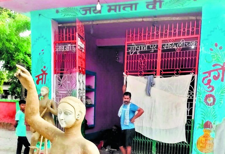 Chhapra News : गोपालपुर व महदल्ली चक में तैयारियां शुरू प्रतिमा को अंतिम रूप देने में जुटे कारीगर