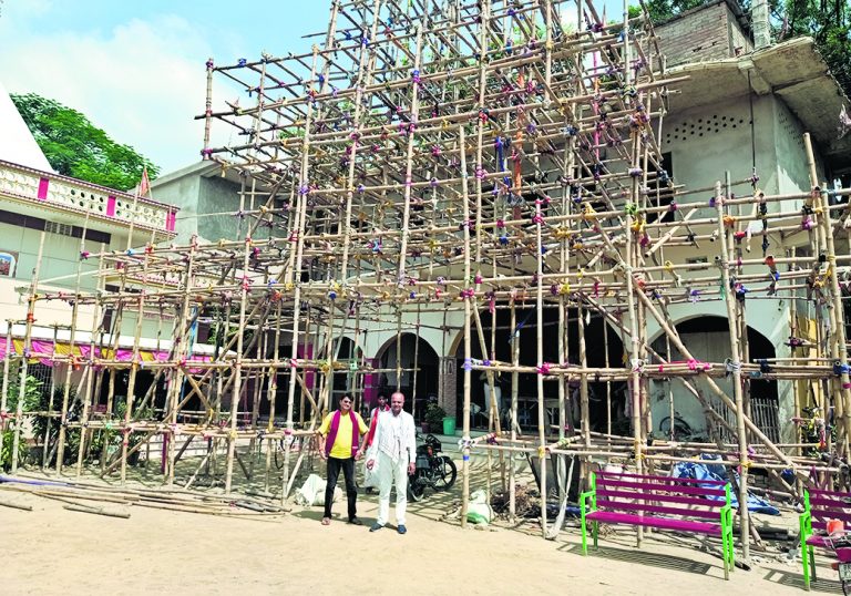 Chhapra News : बनियापुर गढ़देवी मंदिर में बन रहा 70 फुट ऊंचा पंडाल