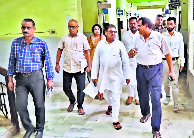 Chhapra News : सदर अस्पताल की जांच करने पहुंची विधान परिषद की टीम