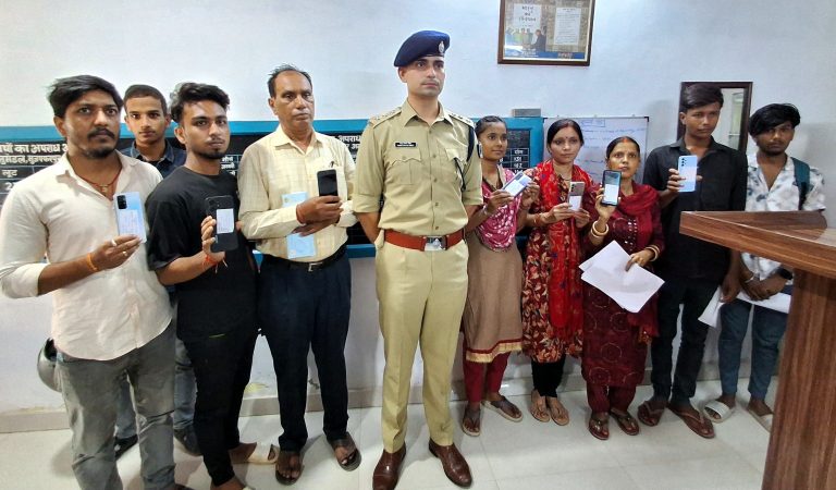 पुलिस ने चोरी व गायब 14 मोबाइल लौटाये