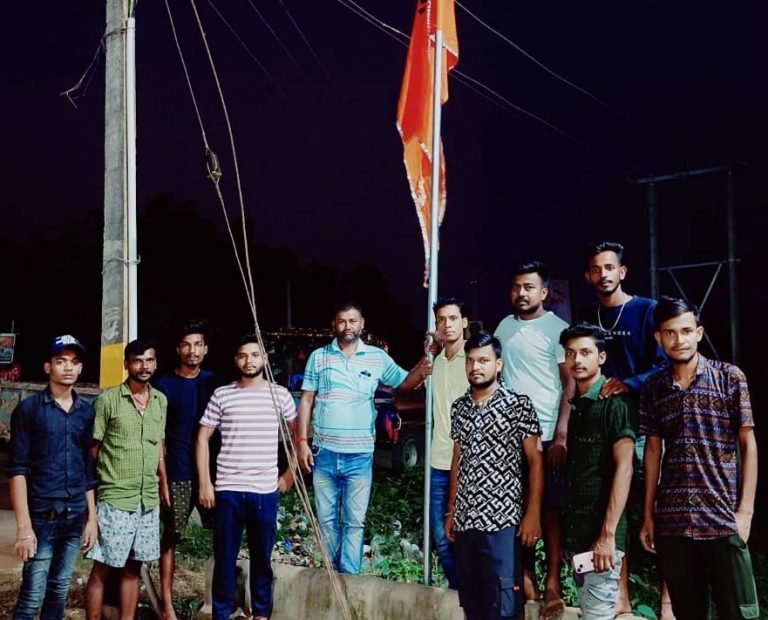 बजरंग दल ने  टीकापट्टी सीमा पर किया ध्वजारोहण