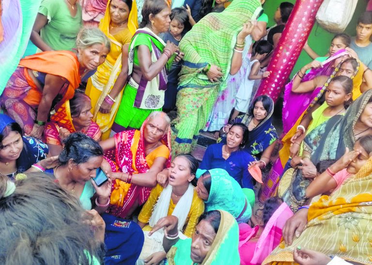 Chhapra News : मोटर चलाने के दौरान करेंट की चपेट में आने से पिता की मौत, बेटा झुलसा