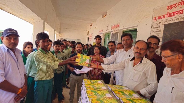 उत्क्रमित उवि चौथा में विद्यार्थियों के बीच कॉपी वितरण