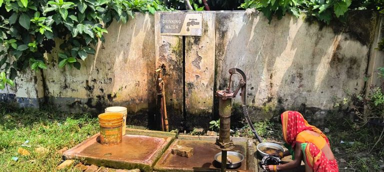 पेट्रोल पंपों पर आवश्यक बुनियादी सुविधाओं का है घोर अभाव