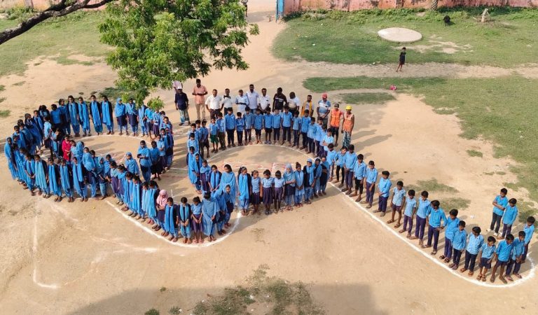 मानव श्रृखंला के तहत बापू की चश्मा बनाकर स्वच्छता ही सेवा का दिया गया संदेश