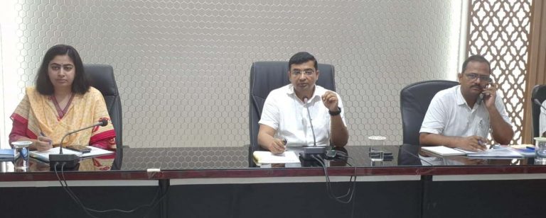 बाढ़ग्रस्त रूपौली प्रखंड पर रखें पैनी नजर, पीड़ितों के बीच राहत सामग्री सुलभ कराएं