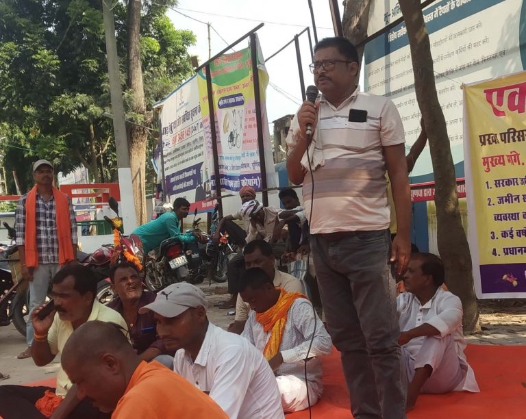 अनियमितता दूर करने की मांग को लेकर समिति सदस्यों ने दिया धरना